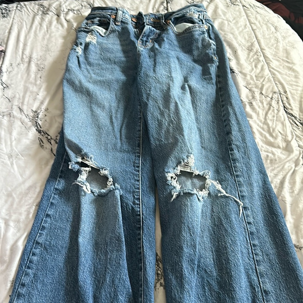 I’m am selling these cute blue jeans I got